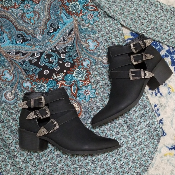 rumor open toe side buckle bootie